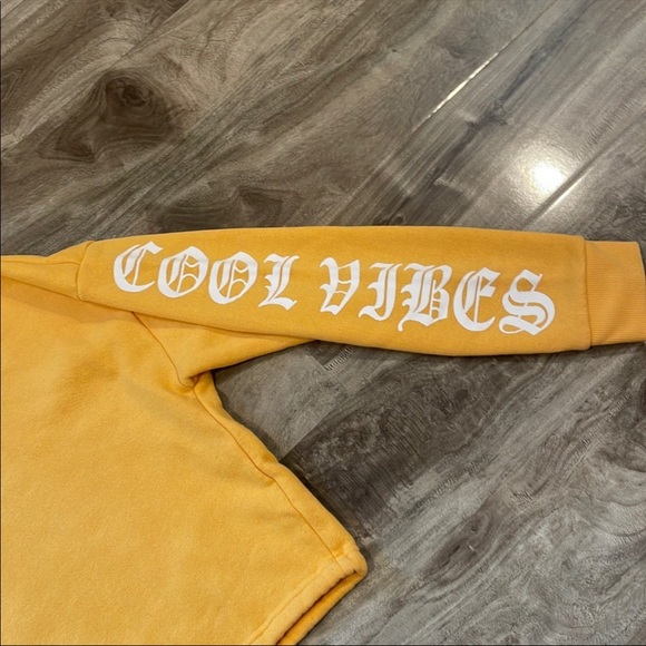 Forever 21 “cool vibes” crewneck - Picture 4 of 5